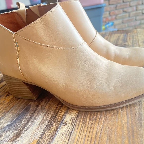 TOMS TAN BOOTIES SIZE 8 FAUX LEATHER  SLIP ON - Picture 6 of 13